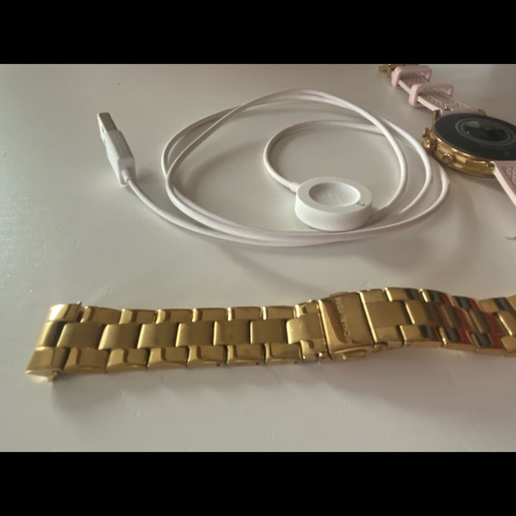 MICHAEL KORS Access Gen 4 Runway Smartwatch (GOLD)
w/ Additional Silicone Band - Picture 11 of 16